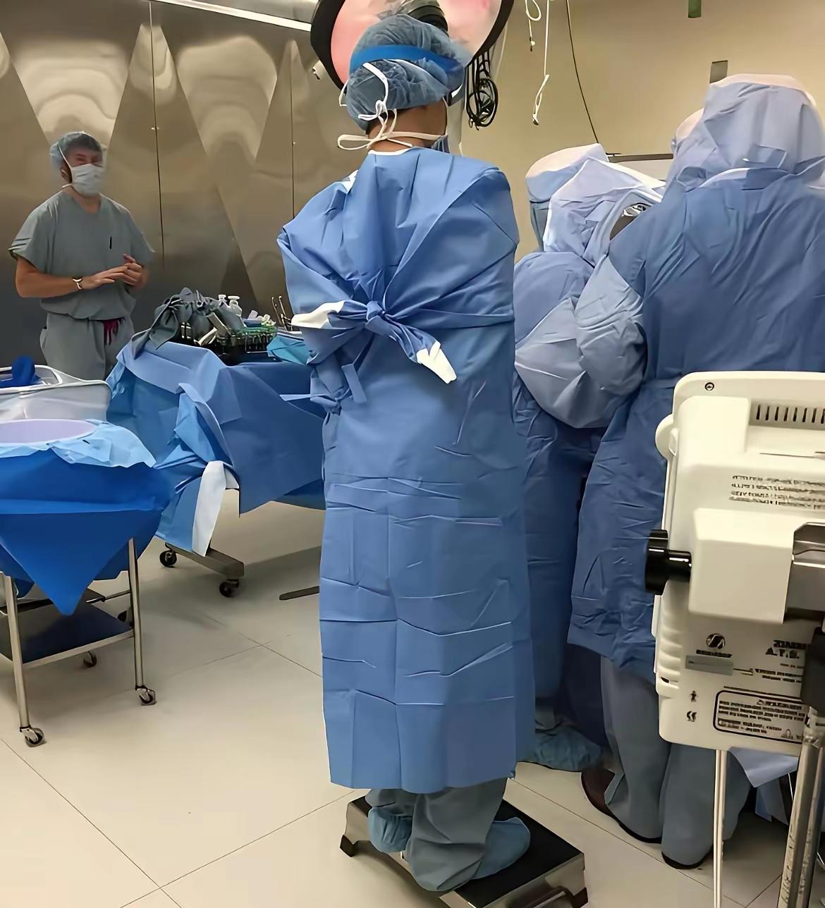 为什么将这名医生双手绑住?很多人不理解。这是因为做手术马虎不得,为避免实习医生手