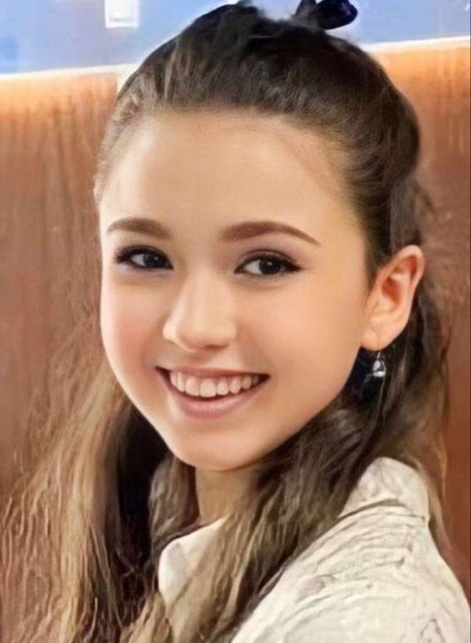 俄罗斯花滑天才少女瓦莉耶娃，天使的面孔，灵动的气质。14岁就崭露头角，可惜今年因