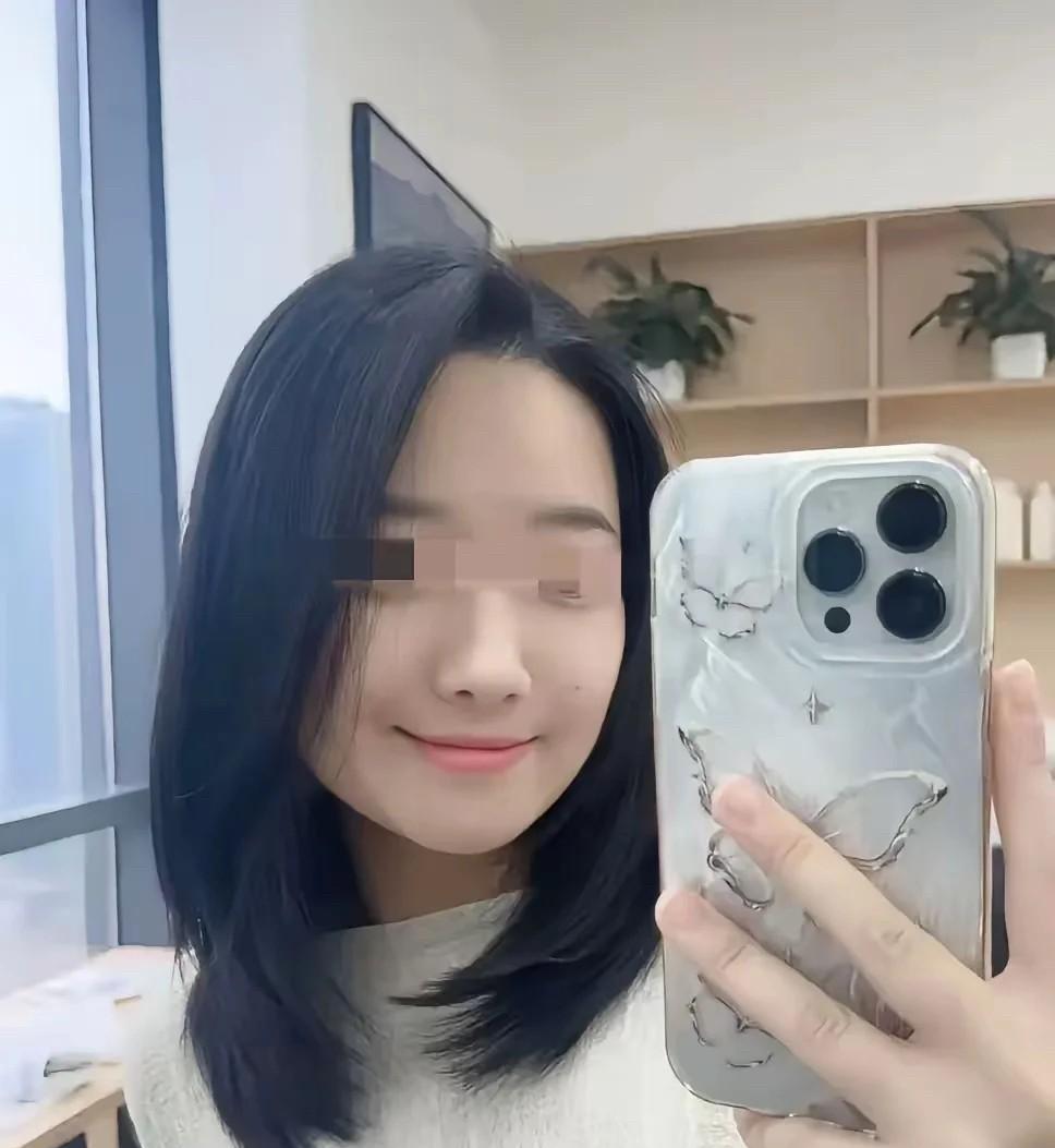 三亚被咬身亡的女孩，应该会选择火葬了，不是因为被蛇咬身亡只能火葬，而是，她是