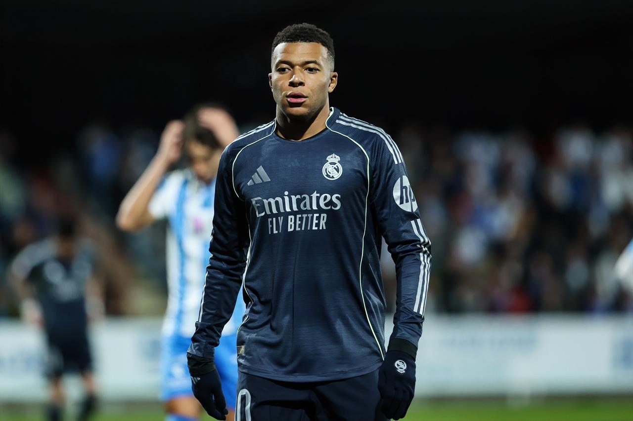 姆巴佩：感觉这赛季又要四大皆空了？？？阿森西奥：感觉有点拉莫斯的影子啦？？？就