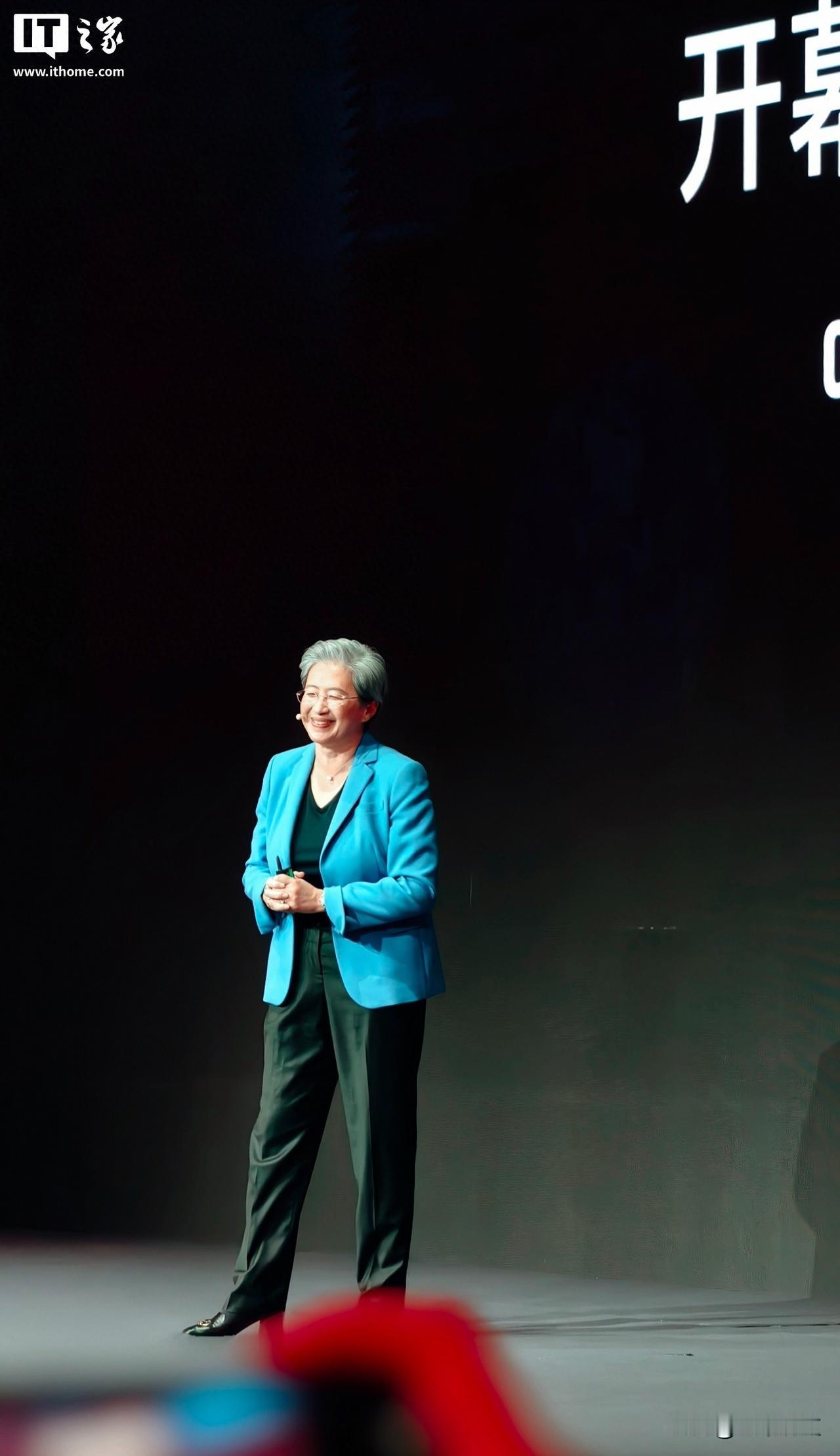 每天用AI的人已经超过10亿了，苏姿丰说，五年后会变成50亿。这不是吹牛，是她在