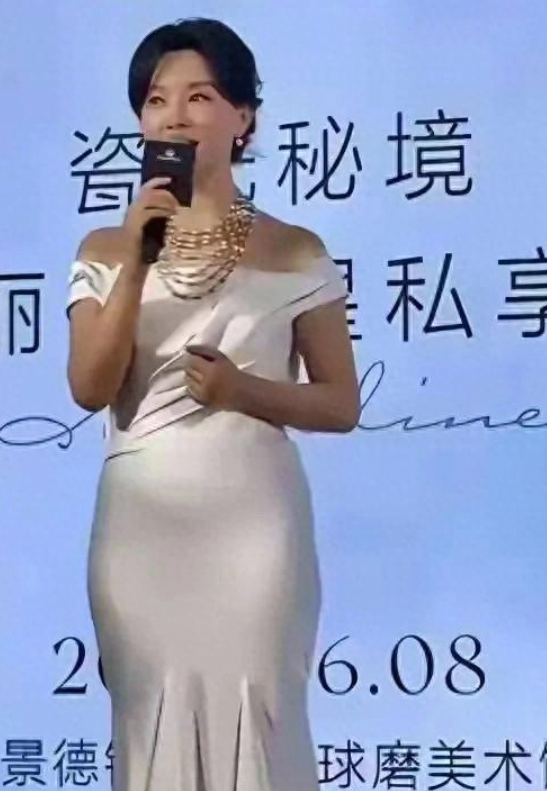 48岁陈数景德镇现身，自然美态胜精修