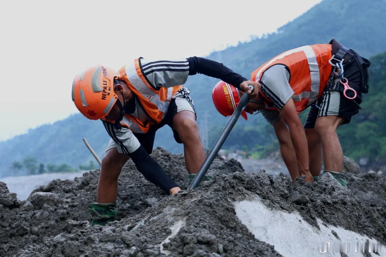 【尼泊尔失踪人数急剧上升，救援人员正赶往水利隧道搜寻洪水幸存者】（CNN）继上周