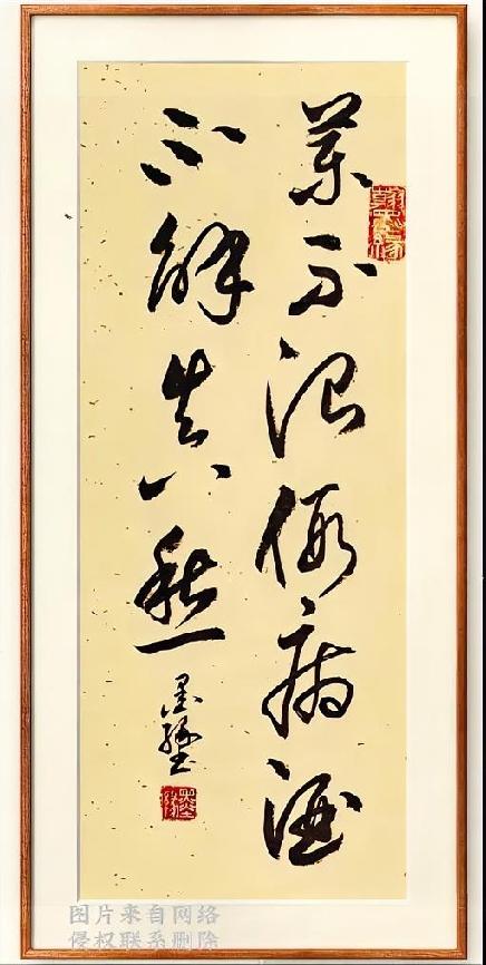 这幅洒脱的草书，藏着一句戳透人心的老话。笔墨苍劲有力，可飘逸的连笔让我认不全