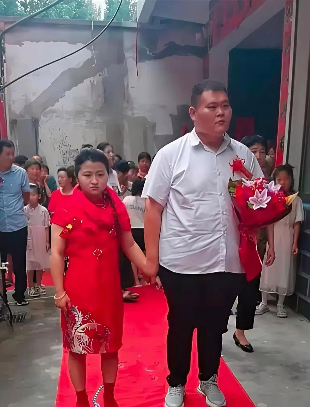表哥结婚了，大家说他们般配吗？