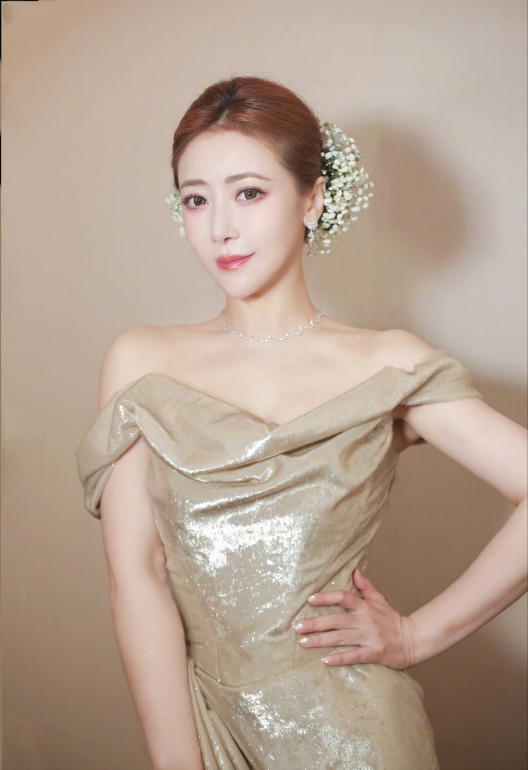 陈紫函女神人美什么风格都可以驾驭，这身香槟金流光裙太惊艳了