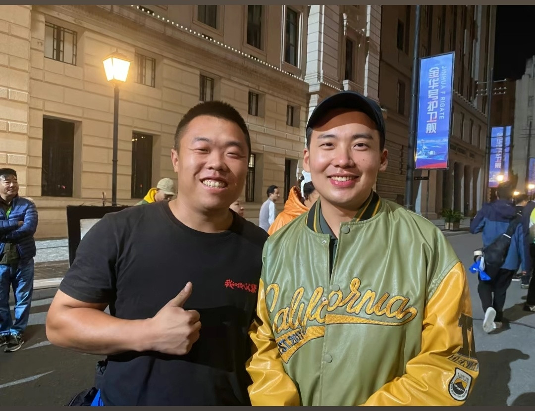 郭麒麟与工作人员合影。