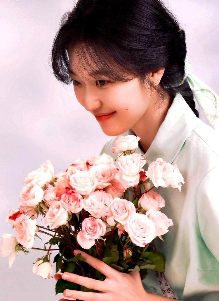 投资人把上亿的项目砸给一个笑起来眼角出褶子的女演员。年初北京几场影视圈饭局上，大