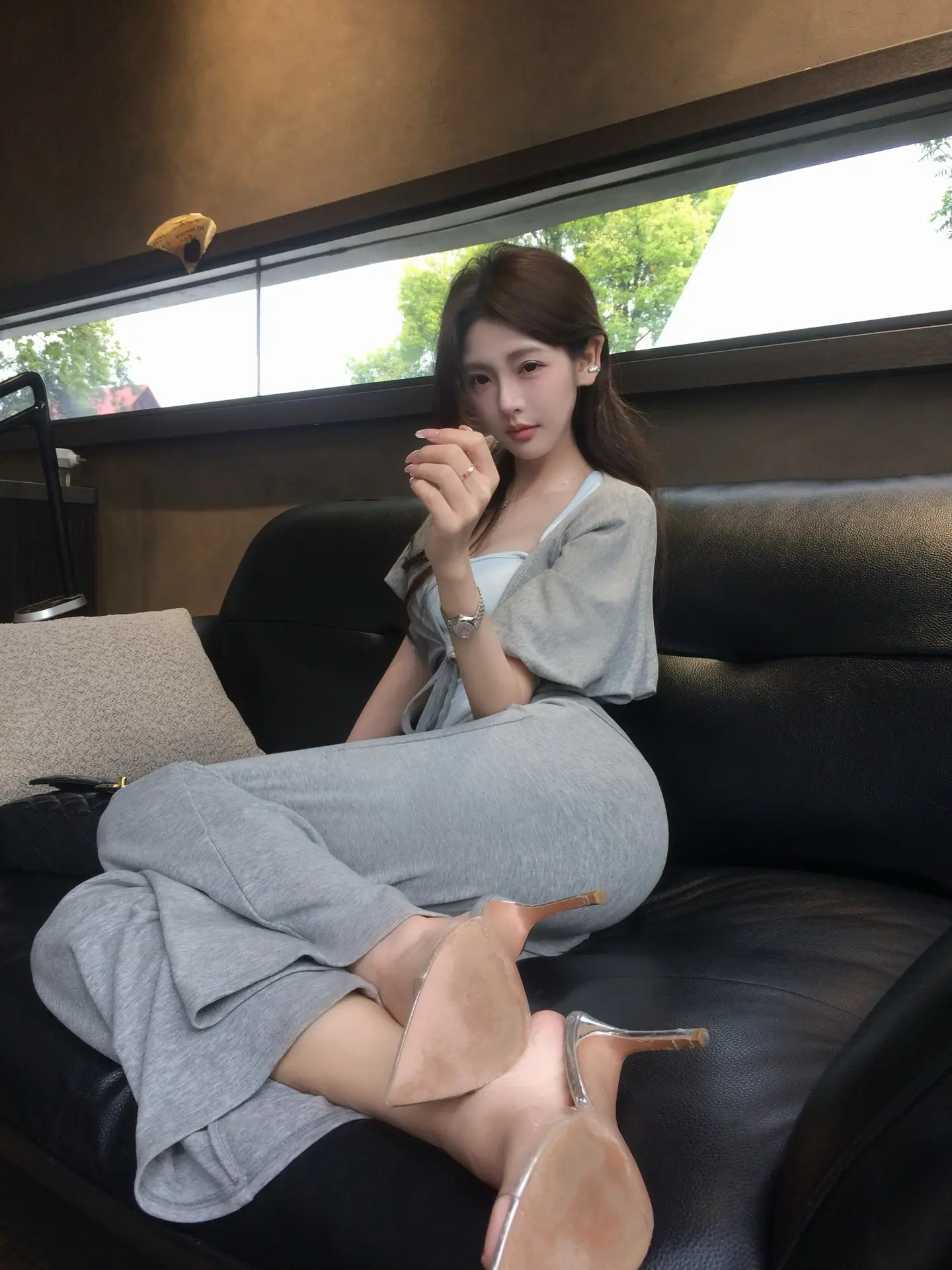 她大我三岁 有着大姐姐的干脆。