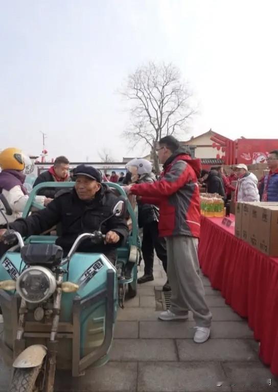 每年这个时候，光明村的乡亲们都在盼着东子的年货。滴水之恩，涌泉相报。199