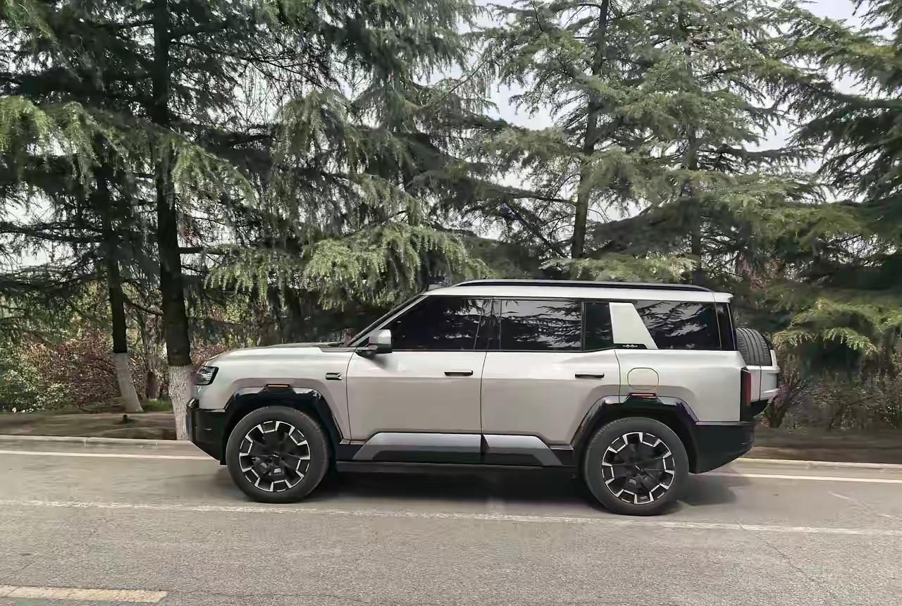 车是越造越大，这话一点不假。腾势D9L直接干到5.4米，豹8逼近5.2米，听说方