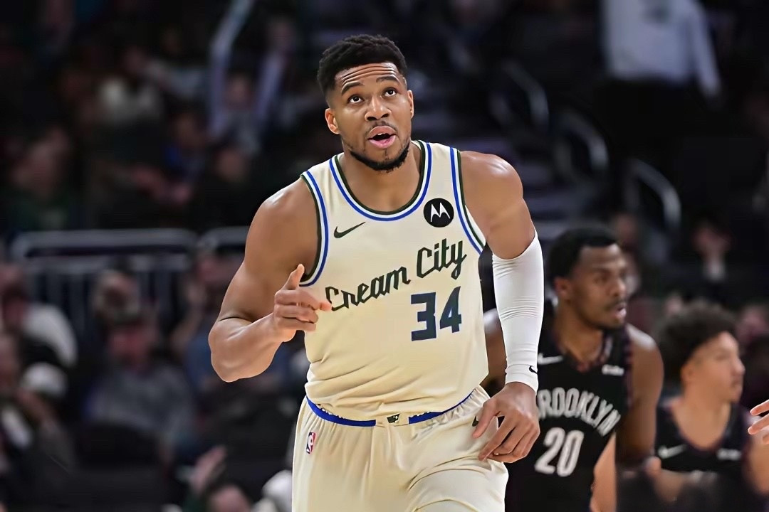 美媒记者：火箭输公牛后开闭门会，决定今夏无条件追字母哥。据《体育画报》Chris