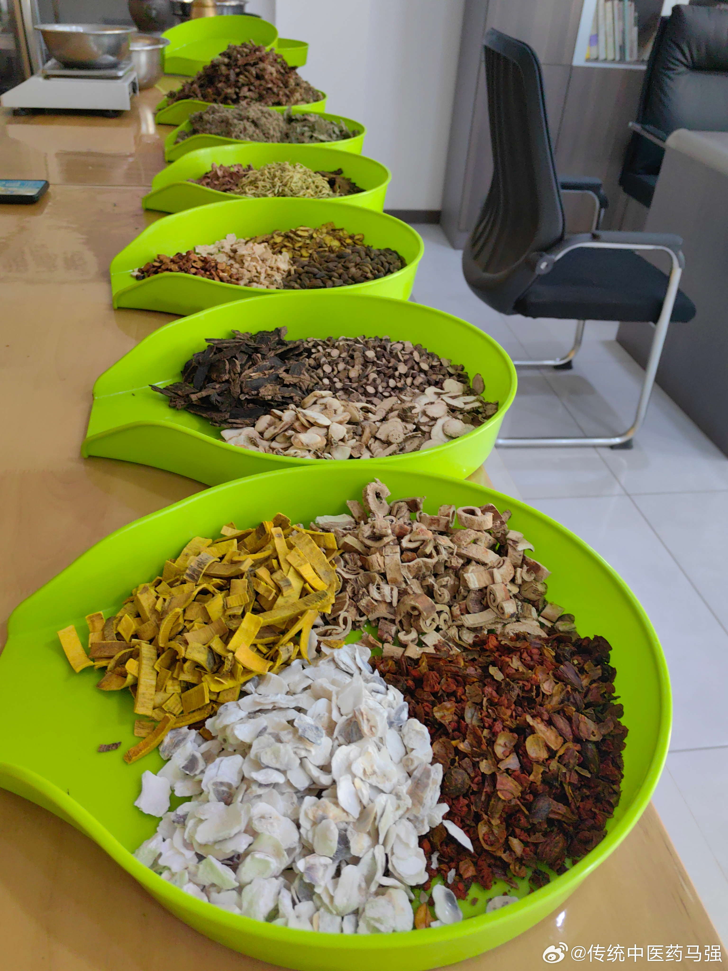 在对的方向上，坚持长期主义，蔑视一切暂时性的困难，人生没有过不去的坎和不可战胜的