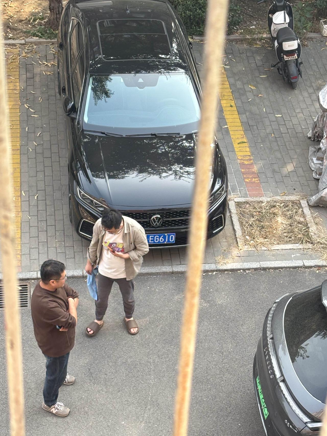 昨天下午回到家没多久听到楼下吵吵,打开窗户听了两人对话才知道油车倒车入位把电车屁