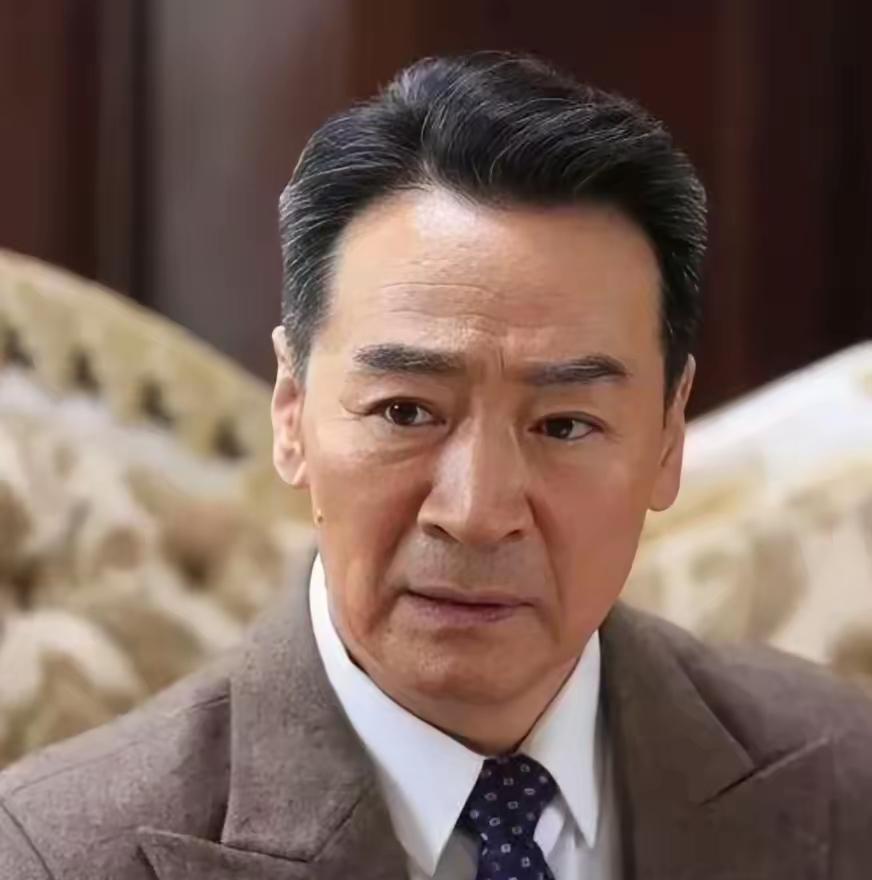 49岁，演“黑豹子”的寇振海，追一个24岁的小姑娘。所有人都觉得他疯了，包括那