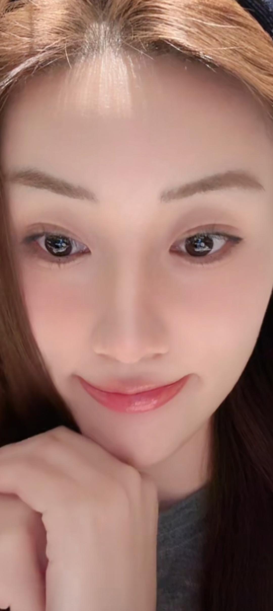 这位小姐姐笑起来好甜呀！