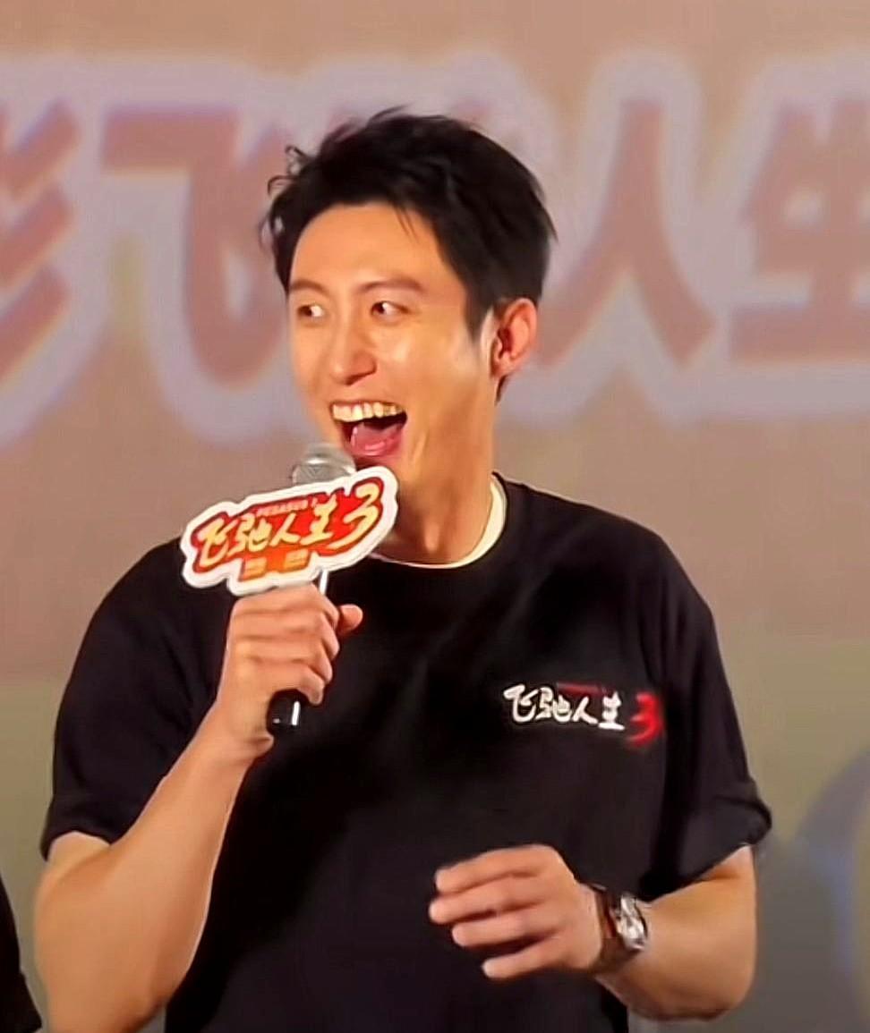 你敢信？沈腾讲完梗全场死寂3秒！黄景瑜突然跨到台前指着观众吼：说！你叫什么