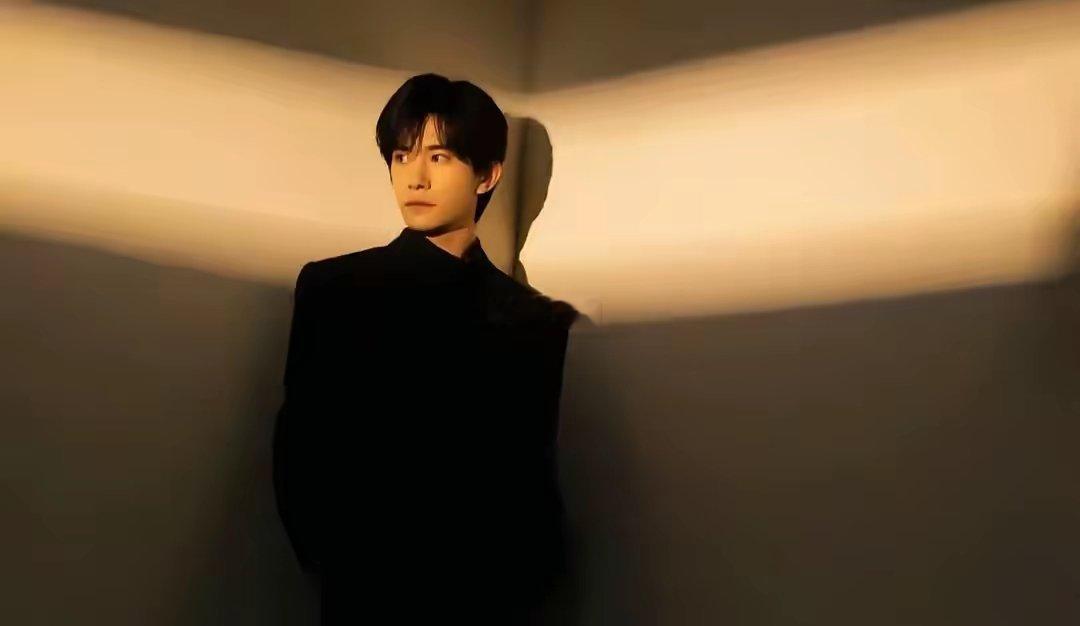 易烊千玺估计要睡不着了原因很简单跟金鸡奖有关，明眼人都看得出19岁第一次提名，到