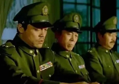 1949年12月，国民党中将李振率部起义，在谈判时见解放军干部很年轻，不高兴的说
