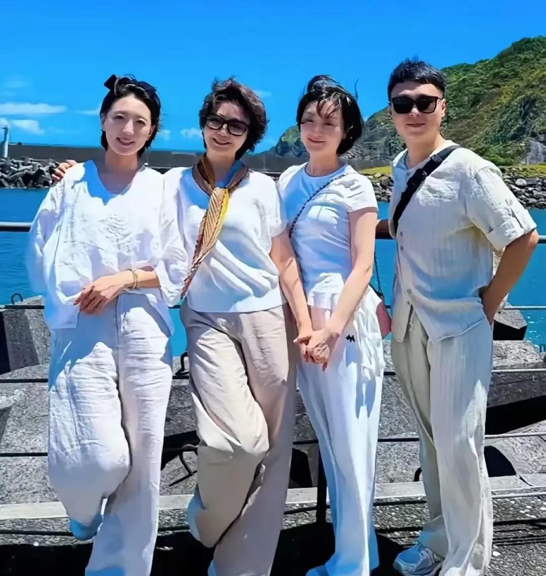 天啊！这左边这位是谁呀？长得太水灵了，有点像史依弘，身材高挑看着很匀称，不胖不瘦