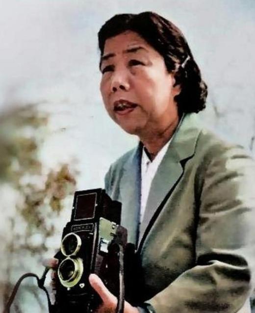 1927年4月，邓颖超在广州产下一子，由于这个孩子生下来体重太大，有10磅重，超