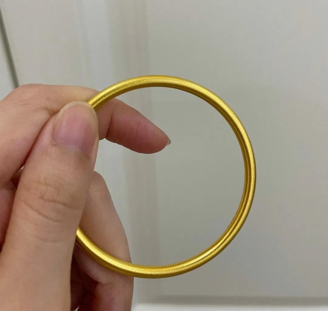 前年儿子订婚时，我替儿媳买了一只古法手镯，花了3万多，加上别的金饰，一共花了6.