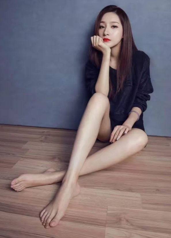 马凡舒，168cm，长腿配美脚太好看了，特别是那双素甲美脚，你们看看是不是呢？