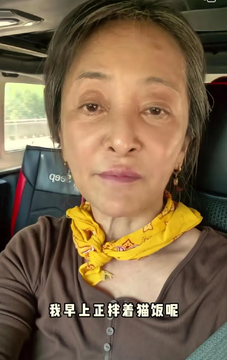 演员李勤勤真的是一个宠物资深爱好者。她去买花看见摊主狗生病了，自己花钱给狗治病