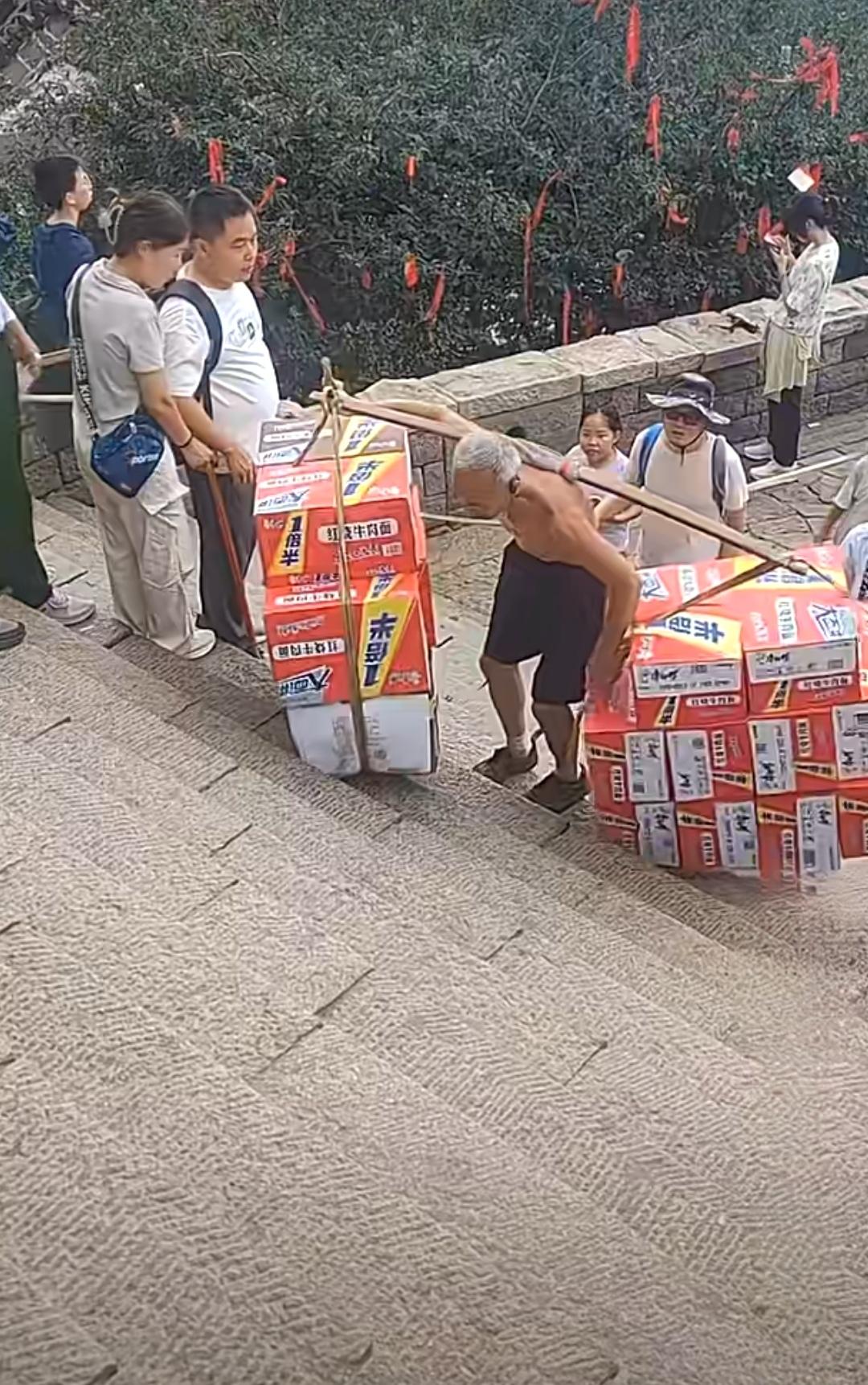 老大爷手足无措之时，众人鼎力相助。3月21日，山东泰山上一位挑着满满一担方便面