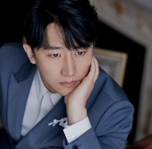 2007年，黄轩带母亲去大连旅游，突然收到52岁父亲去世的消息。黄轩无法接受，他