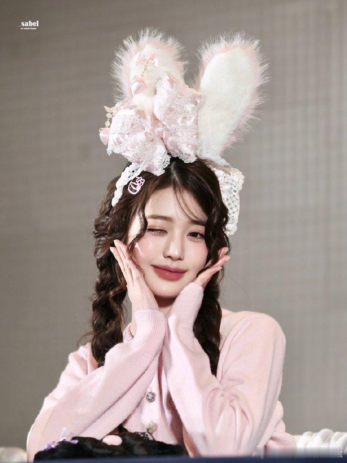 IVE上海签售出图张元英签售双麻花辫造型，这个造型太乘了~张元英签售双麻花辫