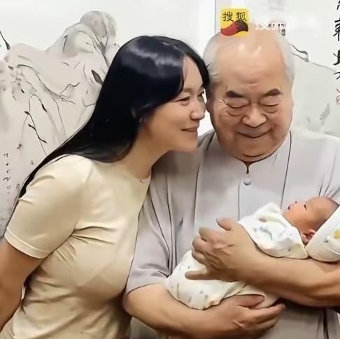 徐萌的“人生棋”，步步精准得让人惊叹。从武大毕业的电台主持人，到掌控35亿家产的