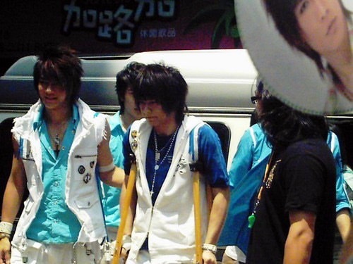 炎亚纶再回应以往和汪东城同框画面：我真的不希望他碰我，车上台后都不是这样的飞轮海