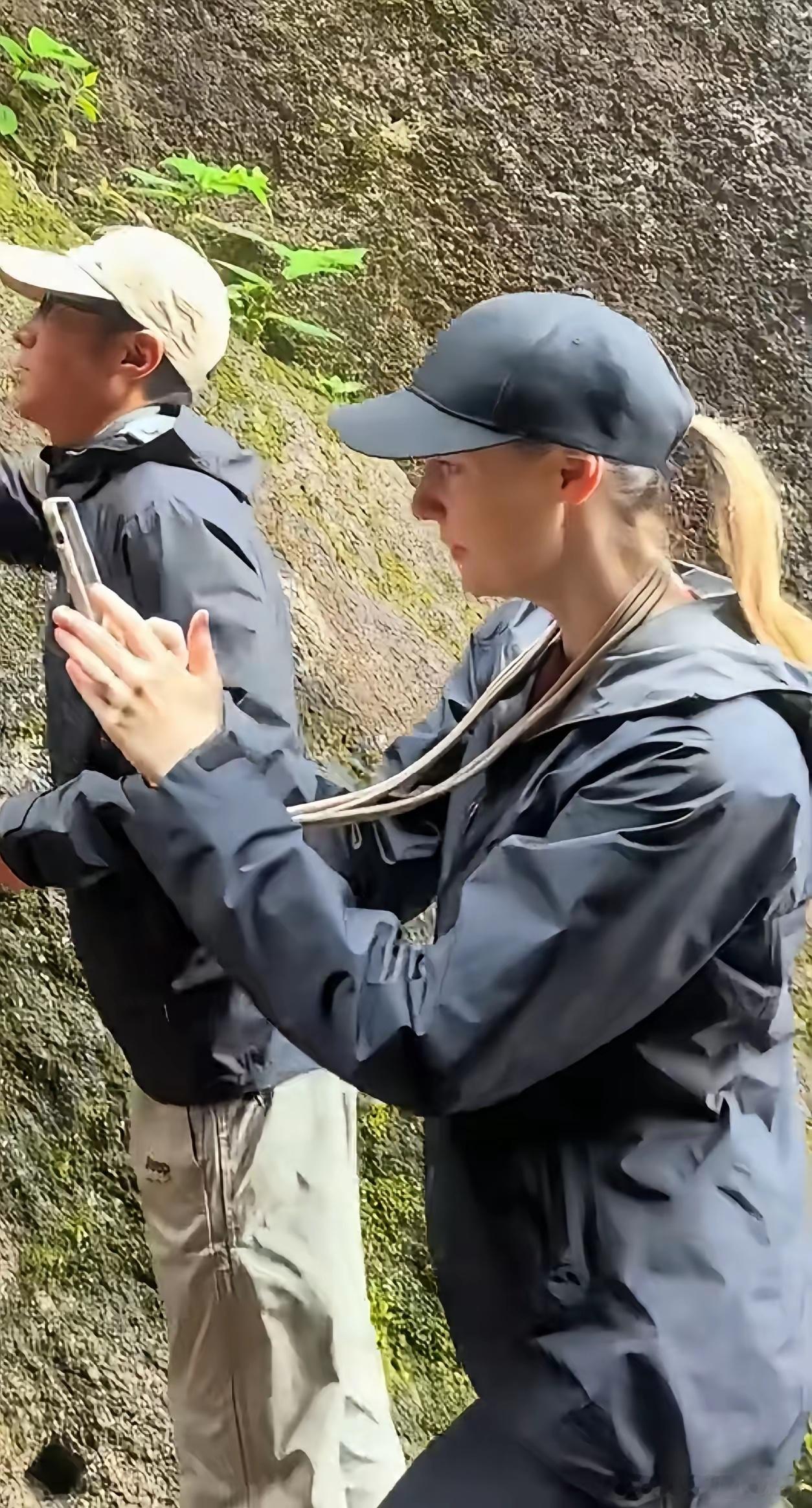 偶遇撒贝宁一家游黄山，幸福满满！