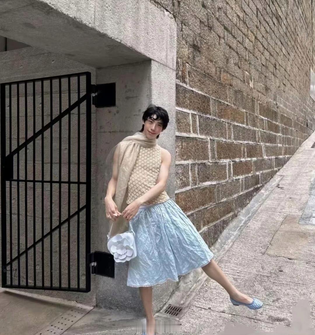 伊能静的儿子，这是走上了向佐的赛道。