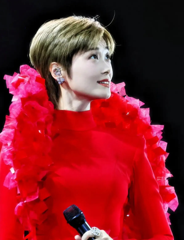 出道21年李宇春依然是华语乐坛不可复制的顶流上海演唱会新造型亮相，最难得的是，