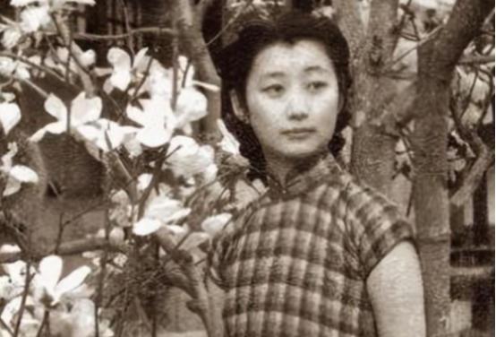 1926年的北平，时局动荡新旧交融，22岁的唐怡莹趁着丈夫溥杰远赴海外、孤身独居