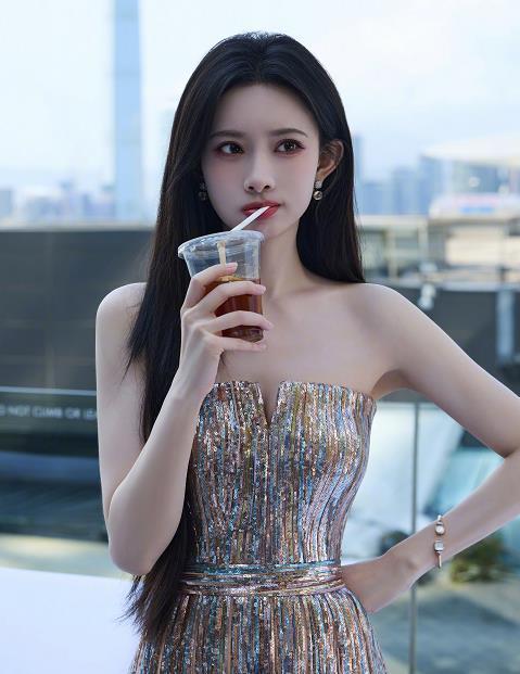 孟子义腰比名牌细孟子义参加跑男造型曝光，腰身竟然比名片还要细，这魔鬼身材令人羡