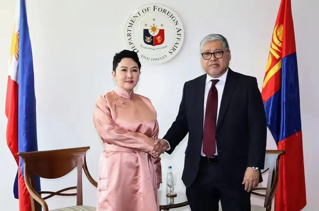 蒙古国总理赞丹沙塔尔辞职了，接下来可能出任总理的人，一是蒙古国外长巴特策策格，她