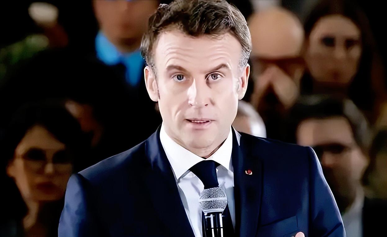 马克龙玩脱了，直接把“双标”两个字焊在了脸上，这边美国刚动手抓走委内瑞拉合法总统