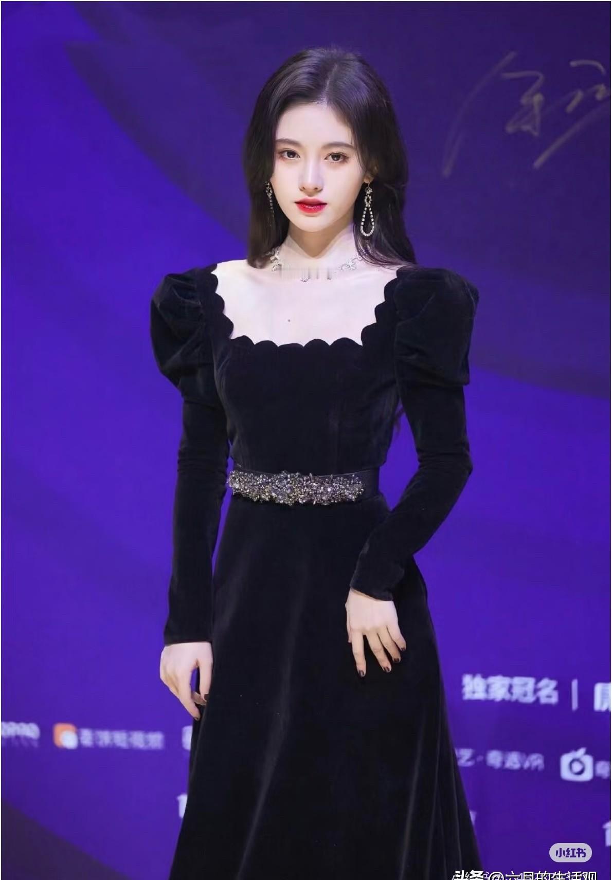 王一栩签鞠婧祎三部剧，赌的不是演技，是“干净”二字。现在这两字让他连夜改剧本。