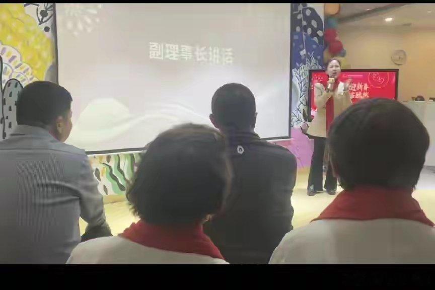 拿出1000多万给嫣然儿童医院员工发工资和交管理费的余丽现身年会。余丽是李亚鹏的