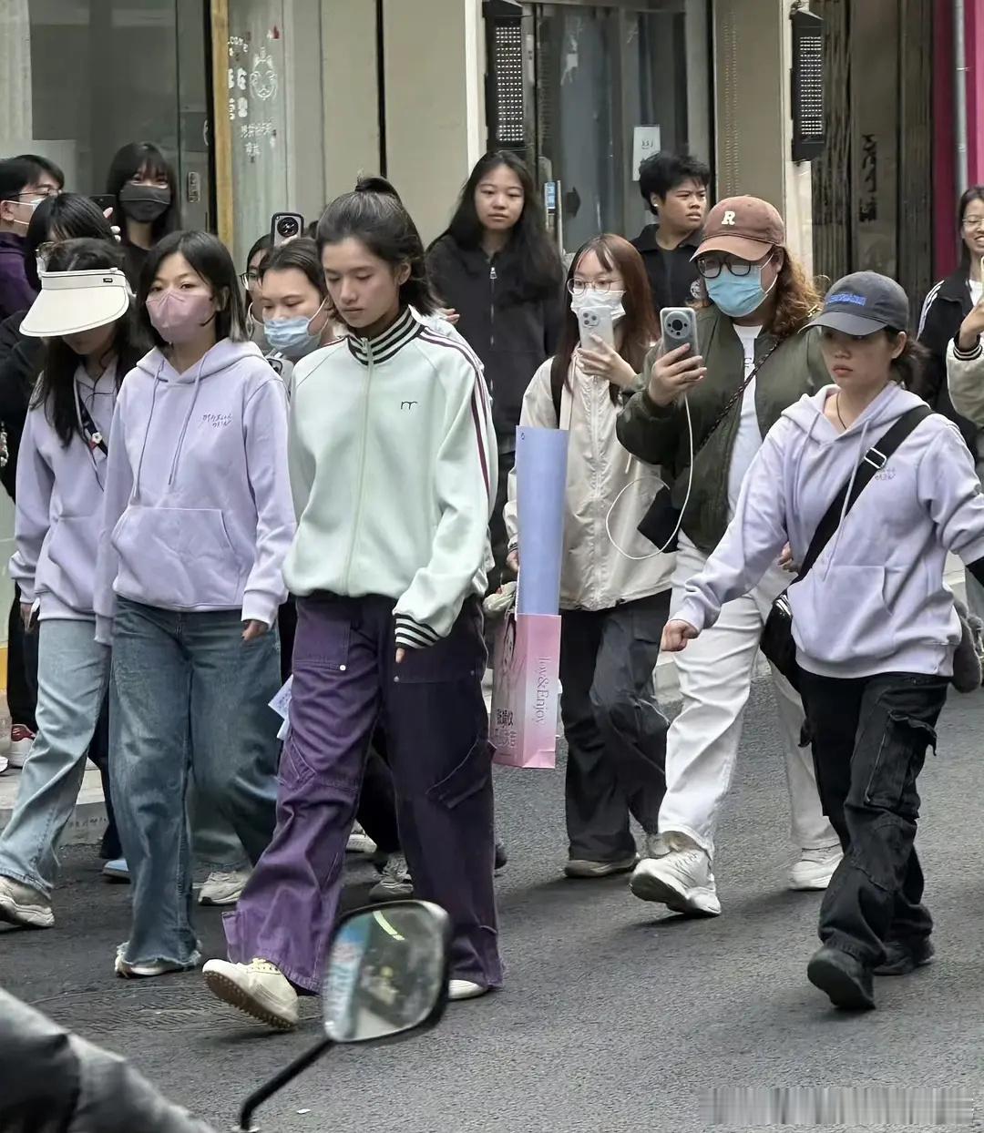 这给张婧仪穿的啥