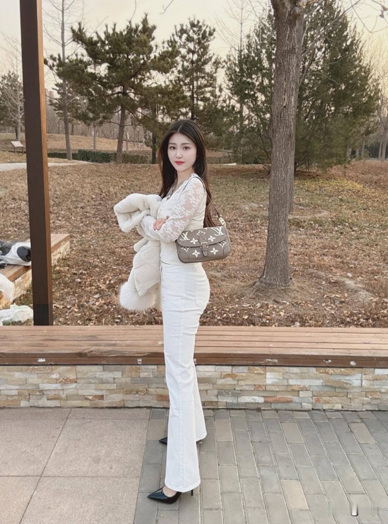 摄影气质穿搭秋日暖阳下，优雅白裙与毛绒外套的完美搭配，尽显温柔与时尚。