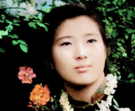1955年，武汉女大学生吴明珠，放弃了城里的工作，趁父母不注意，连夜逃往新疆，父