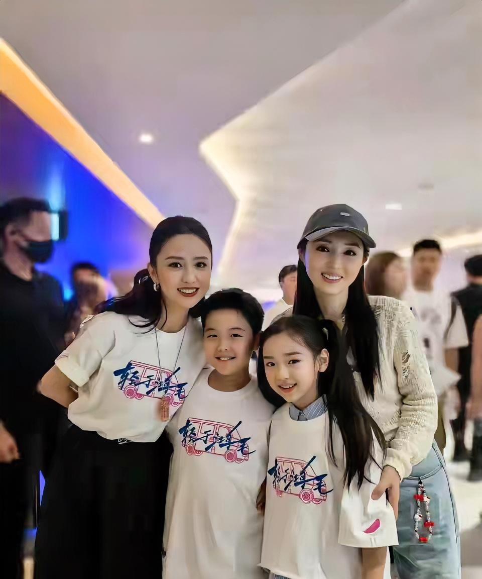佟丽娅的儿子和董璇的女儿，一起长大真好，这就是所谓的“青梅竹马两小无猜”吧！