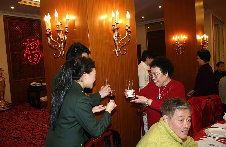 陈丽华与赵本山聚餐时与友人喝酒时的一幕，非常豪爽。