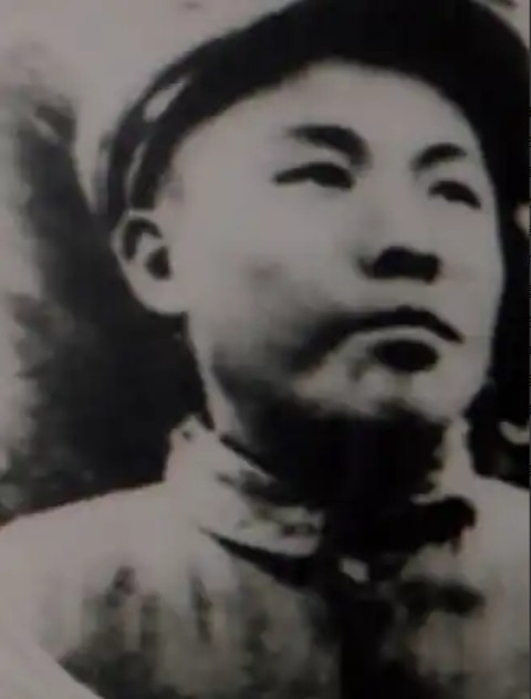 他是中国志愿军里的英雄连长，曾经带领自己的连队抵御美骑一师长达三天四夜，成功阻击
