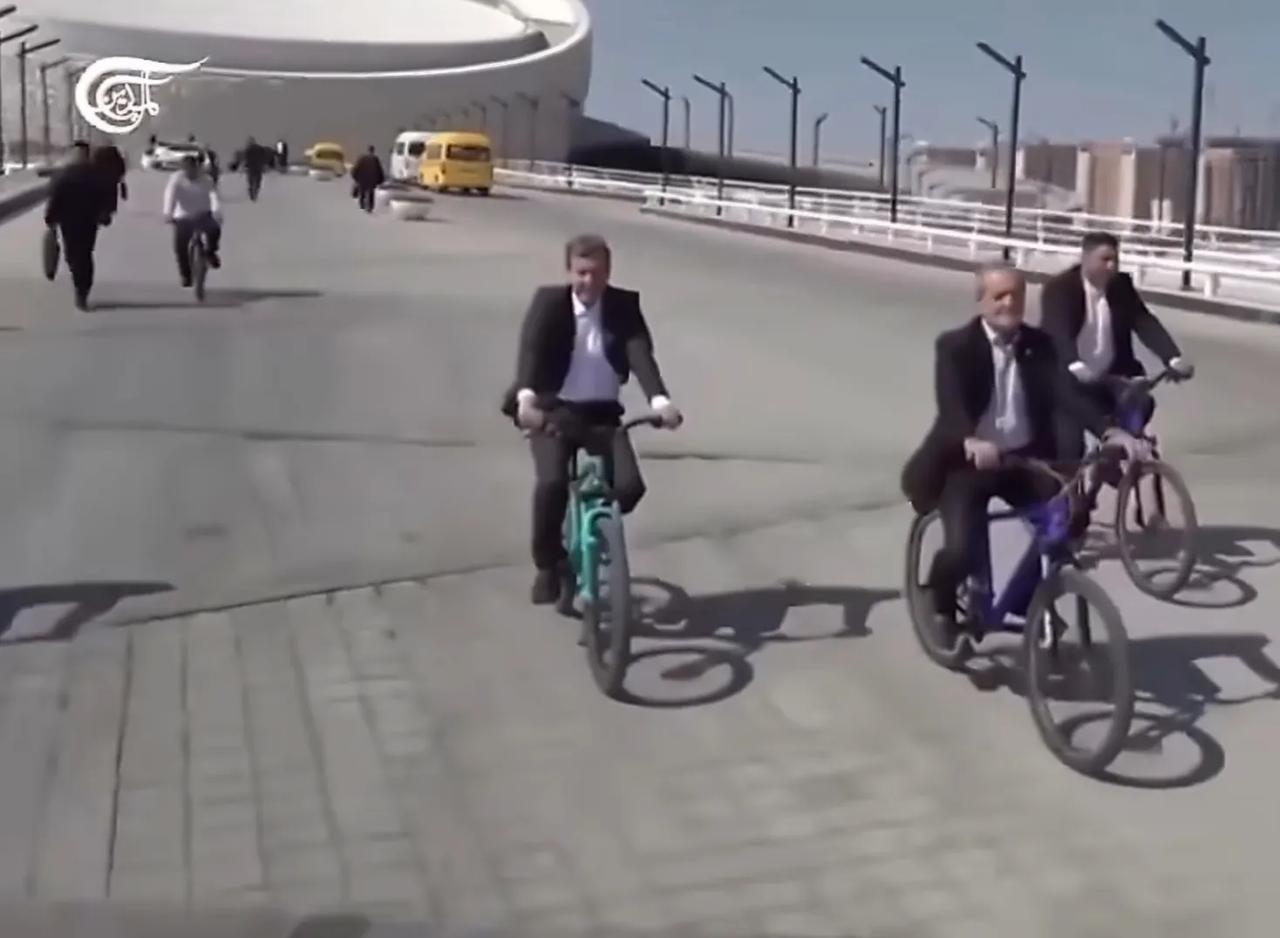 伊朗总统佩泽希齐扬和多位高官视察伊斯法罕，骑着自行车巡游了整座城市。佩泽希齐扬表