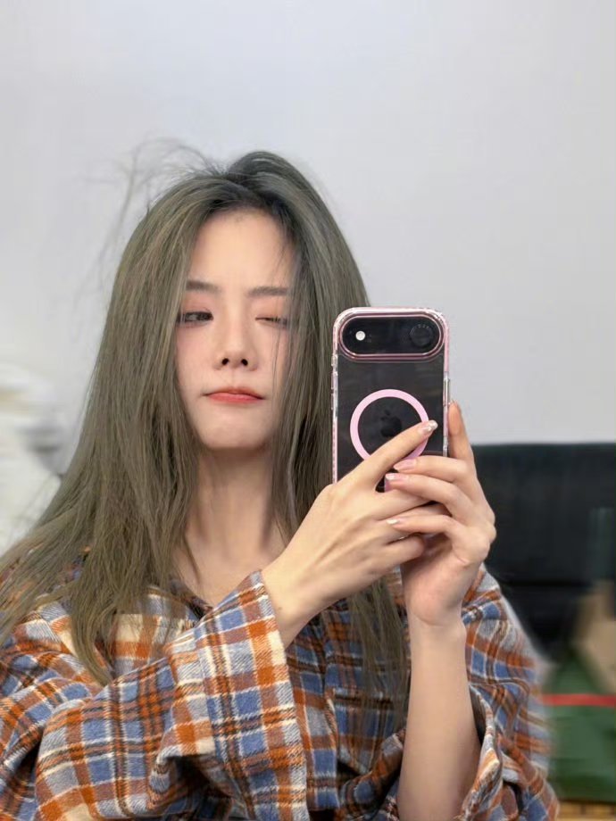 谭松韵的限定绿发，谁懂这个对镜拍限定绿发色的松松又多可爱啊，一整个有被美到心巴了